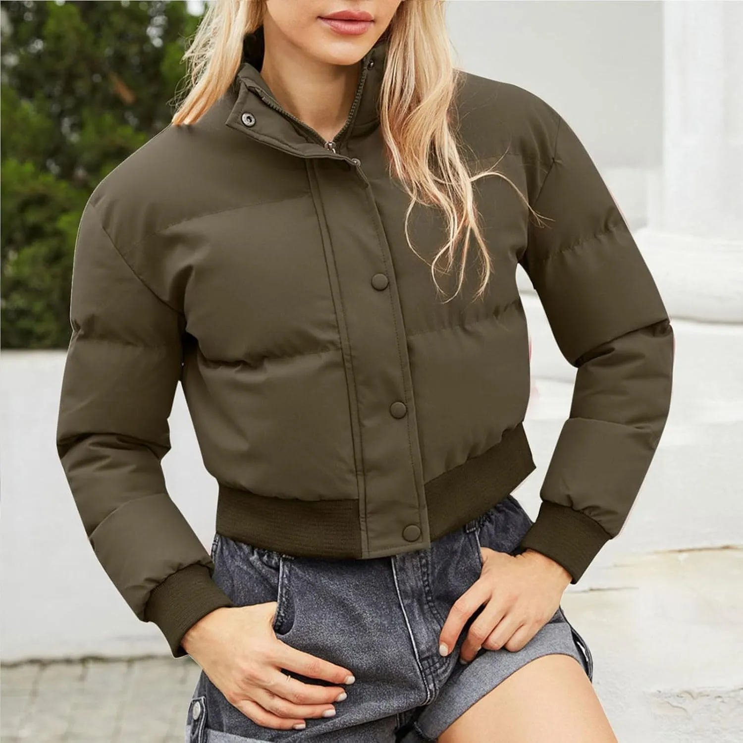 Women's Cropped Puffer Jackets Trendy Long Sleeve Zipper Down Jacket 2024 Winter Warm Quilted Short Down Coat Pockets